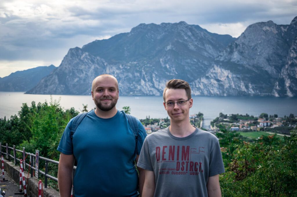 Robin (links) mit 135 kg vorm Abnehmen, im Hintergrund der Gardasee.