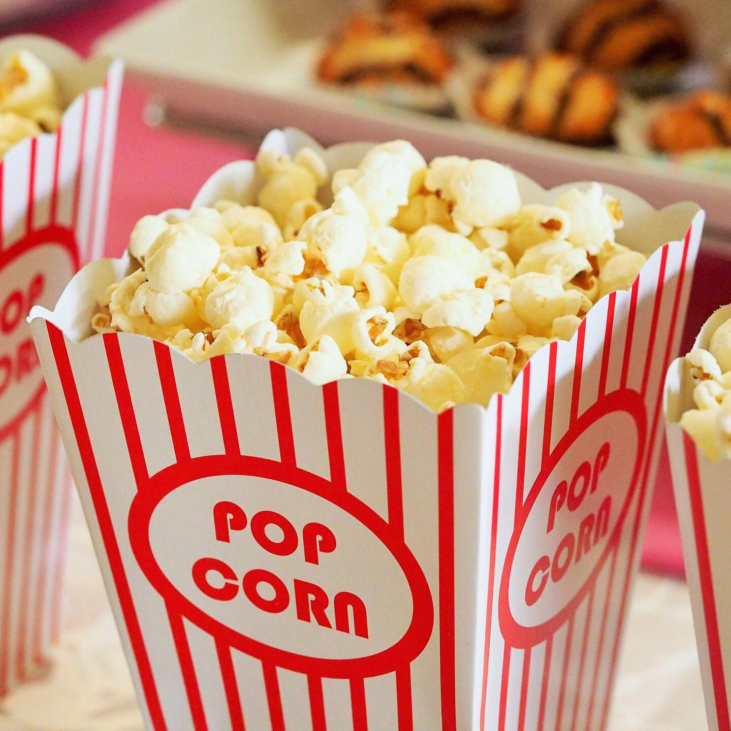 Eine mittlere Portion Popcorn im Pappbecher