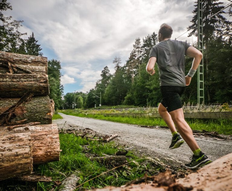 Robin in grauem Laufshirt läuft von rechts nach links durchs Bild