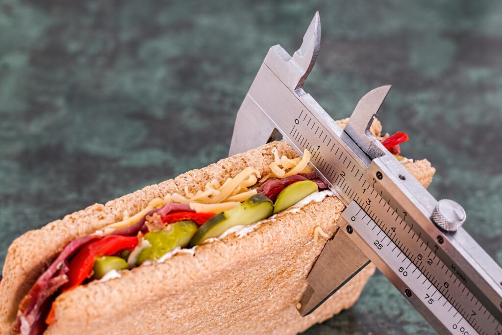 Sandwicht wird in der Dicke gemessen