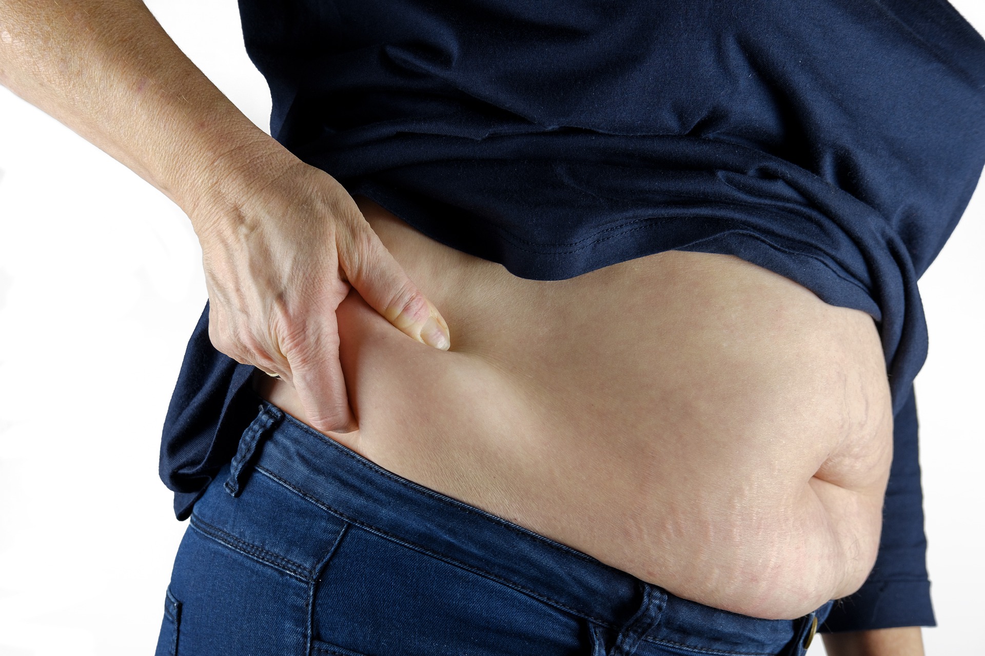 Eine Person mit fettem Bauch stemmt die Hand in die Hüfte