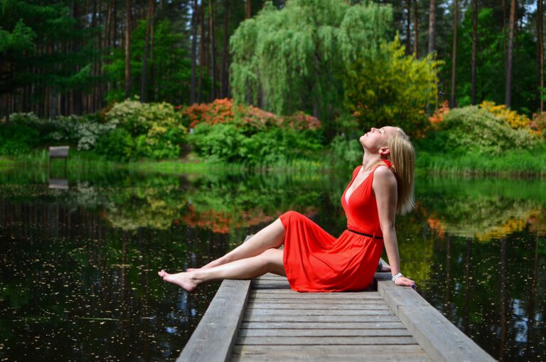 Frau mit rotem Kleid am See